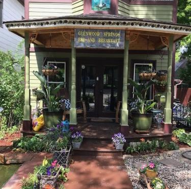 Downtown B&B with Jacuzzi