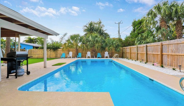 Downtown Beach Cottage - Heated Pool