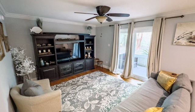 Downtown Ocean Springs 2 bed 2.5 bath with garage