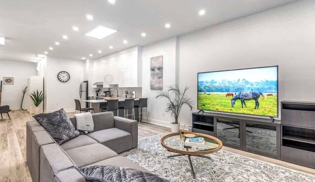 Downtown| Spacious 5 Beds |5 min Bell Centre
