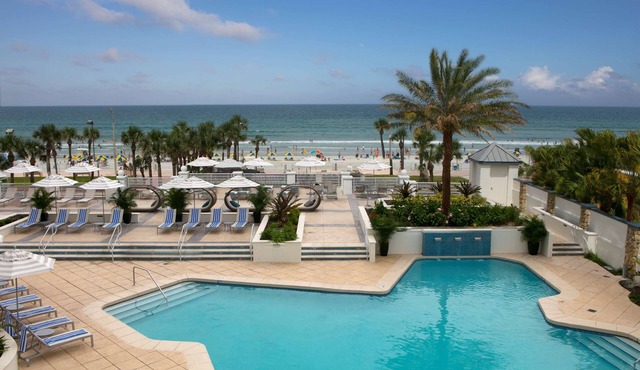Dream Beach Vacay! Four Units Right on the Beach! 2 Pools, Spa & Parking!