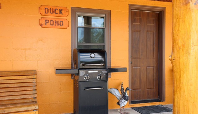 Duck Pond Room, kitchenette, Restmore Inn, 2 miles to Hill City
