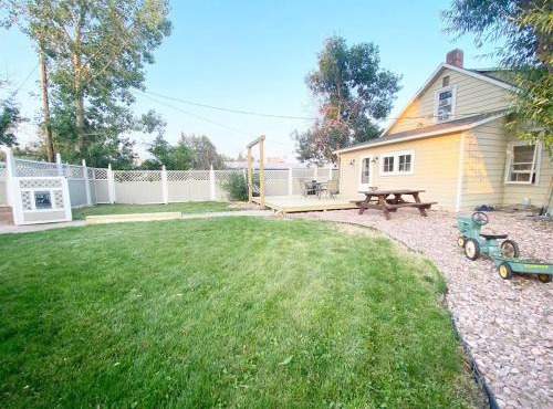 Dwntwn Custer Farmhouse on Main St with Hot Tub