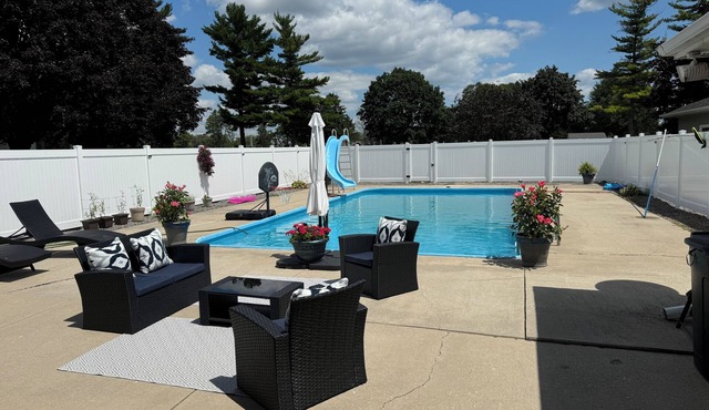EAA week: Spacious 3 bedroom house w/pool, hot tub, & beautiful river views. n