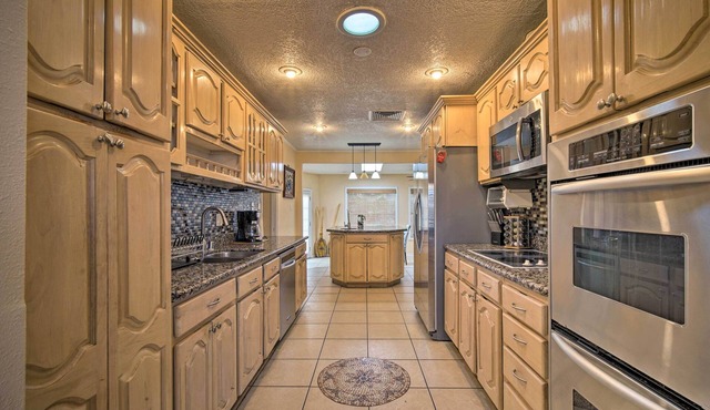 El Paso Home w/BBQ Grill - 4 Mi to Sunland Park!