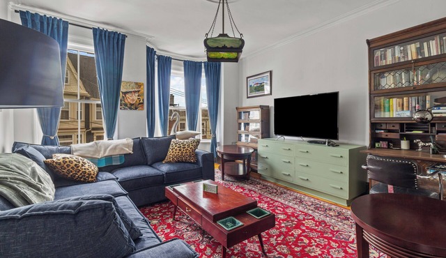 Elegant Victoria 2BR 1.5BA & Private Yard