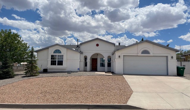 Enchanted Hills Pool & Hot Tub w/Sandia Mountain Views!