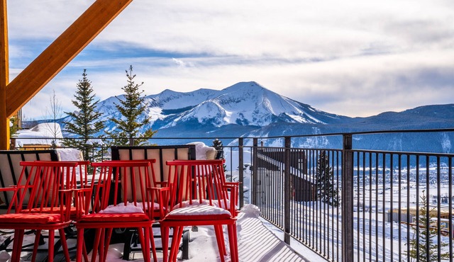 Endless views - modern luxury family retreat with hot tub and private backyard.