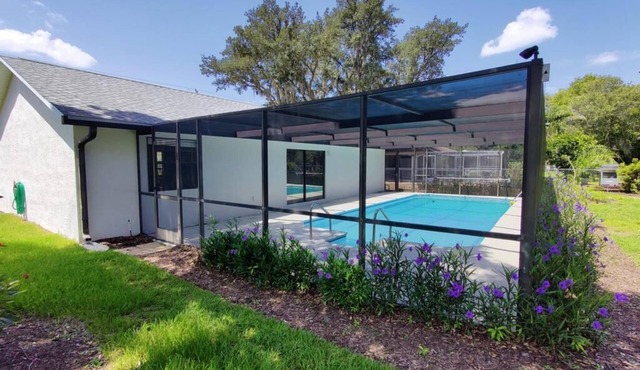 Entire 3bd w/large screened POOL - 6 min from Weeki Wachee