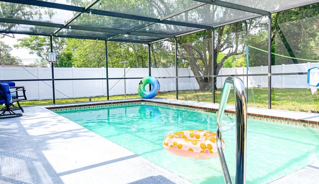 Entire home with Screened- In Pool , Fully Fenced.