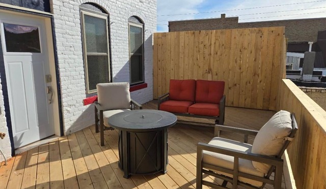 Experience history of brothel, 4 bedrooms, 6 min from attractions. Pets friendly