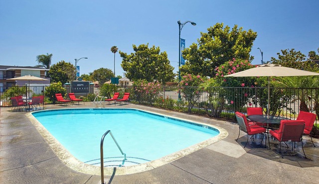 Explore Anaheim! 4 Units Near Top Attractions – Disneyland, Anaheim Ice & More!