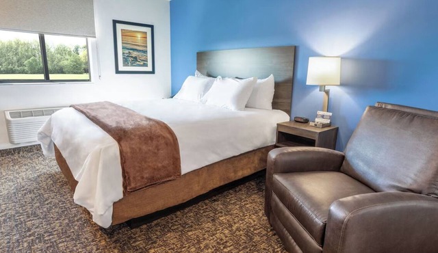 Explore Buckeye with Ease—Pet-Friendly Accommodation and Free Parking Await