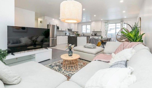 Fancy 3BDR single house close to DT(F1,Olympic) with private driveway