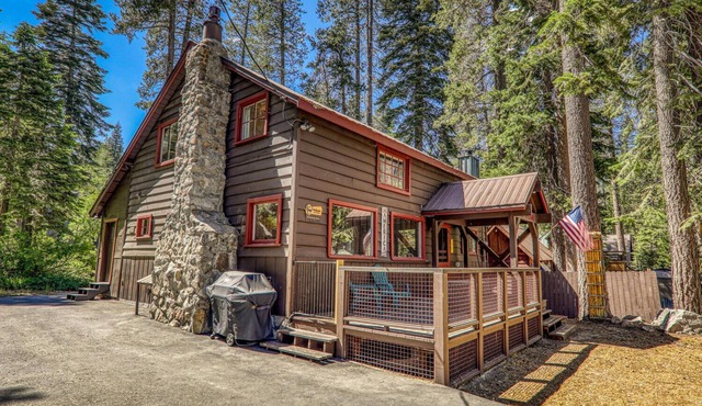 Fantastic 5-bedroom cabin just minutes walk to West End Beach, Donner Lake.