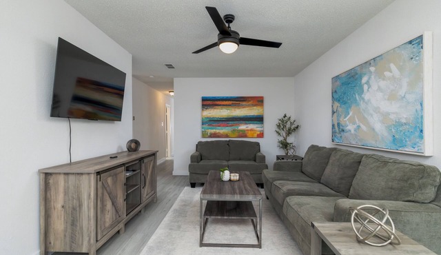 Fenced Yard + Outdoor Dining - 6.6 miles to AT&T