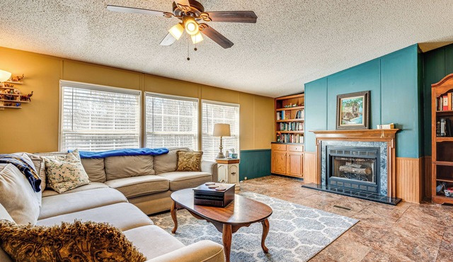 Fire Pit & Deck: Pet-Friendly Luthersville Home!