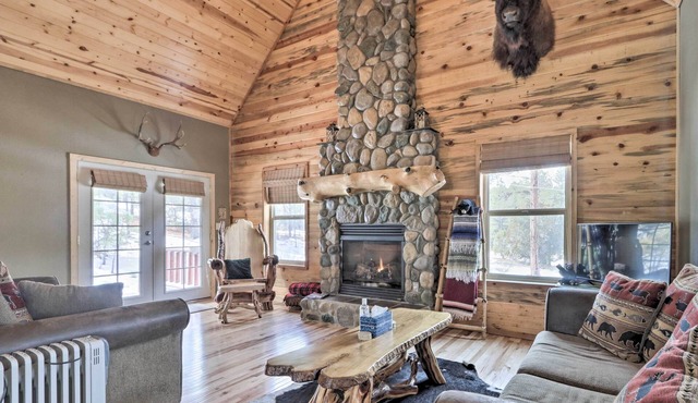 Fire Pit + Game Room: Heber-Overgaard Cabin!