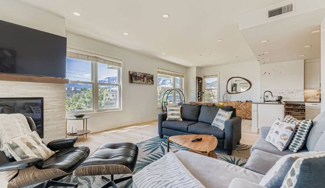 Flatiron View 2BR with Rooftop Pool