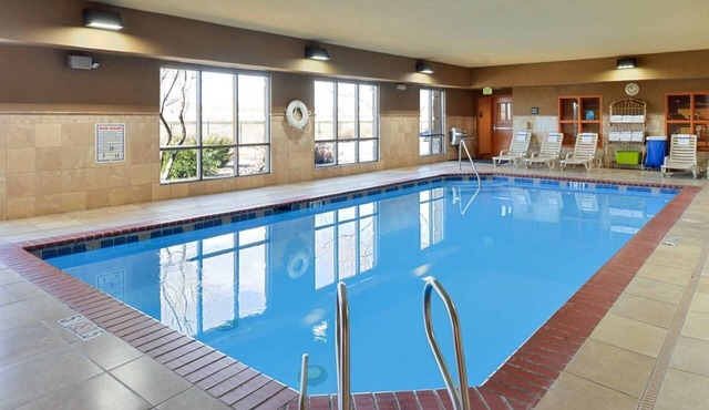 For The Whole Family! 4 Relaxing Units, Indoor Pool, Pets Are Welcome!