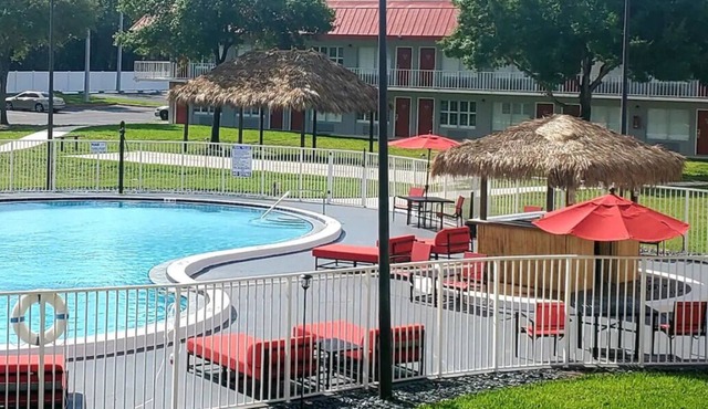 Four Deluxe Units w/ Free Breakfast & Parking! Short Drive to Gifford Park!
