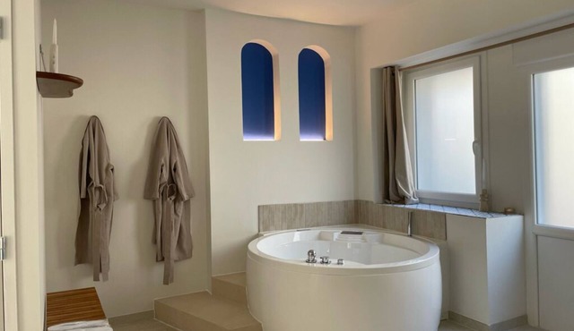 Cosy Mediterranean-style spa and cinema 25 minutes from Mont-Saint-Michel