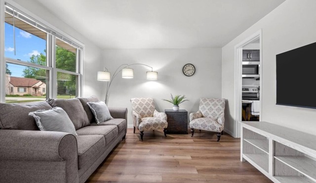 Fully furnished with Central Air, Washer/Dryer, and on site parking. Very quiet and safe neighborhood. Walking distance to Optimist Park. Short drive to great food and restaurants. Recently renovated to include brand new kitchen and appliances