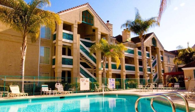 Fun Day at LEGOLAND Discovery Center! Spacious 2BR Unit w/FREE Breakfast, Pool!