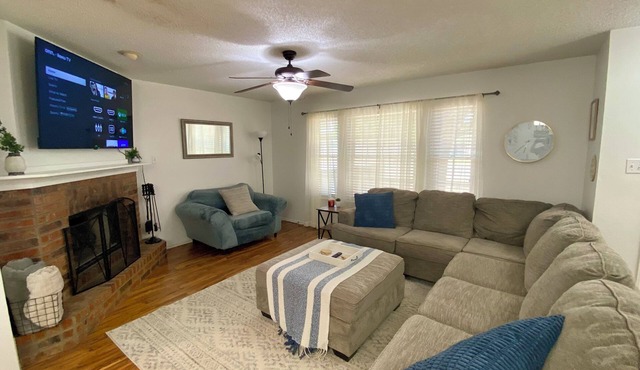 Furnished 3BR Near UMC and Covenant, All Utilities, King bed/65” TV/Games & More