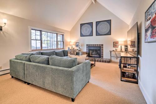 Furnished Deck: Cabin on Northstar Shuttle Route!
