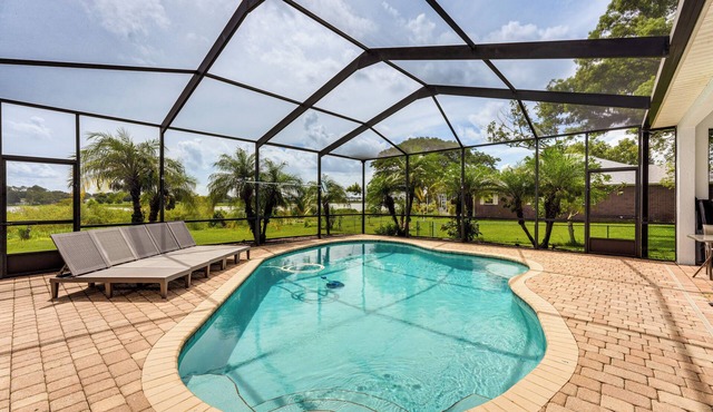 Game, Swim & Unwind: Lakeside Retreat Near Disney