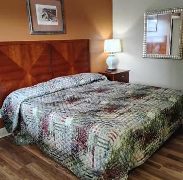 Gated - 1 King Bed 1 Bath Apt with Full Kitchen 105