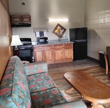 Gated 1 King BR1 Bath Apt with Full Kitchen 124