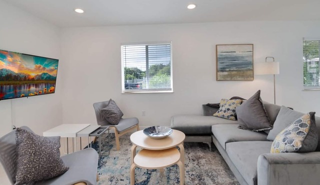 Gated 3Bd 2Bth Design Dist. 10-min to beach