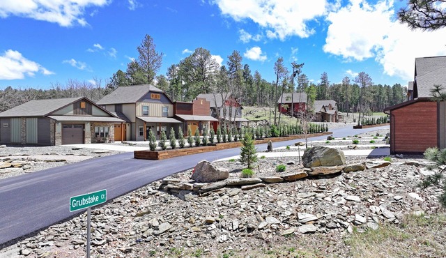 Gold Mining Condo King Bed Modern Comforts