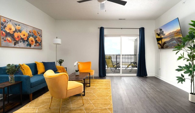 Golden Sun Spacious 1BR Pond View King Bed WFH Gym