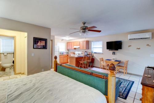 Good Old Days Cottage King Bed Pet Friendly