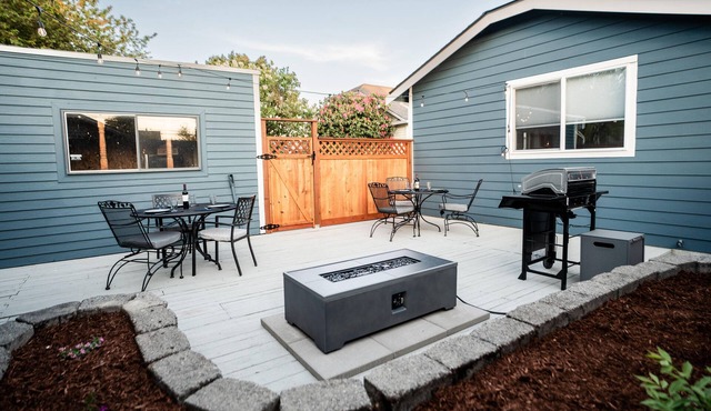 Gorgeous 4bd/3ba House w/AC 1 block from Light Rail