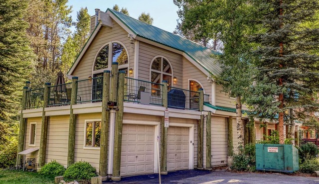 Gorgeous lakefront escape with fireplace, close to skiing