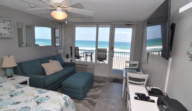 Gorgeous Oceanfront Studio Cozy Condo with Private Balcony.