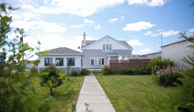 Great Large Character House, Deck, Gazebo, & Yard - Walk to All Amenities