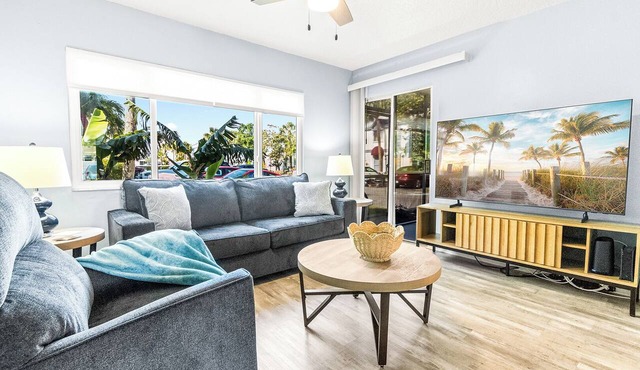 Ground-floor condo: monthly stays, heated pool, tennis, pickleball, 2 minutes to beach 🌴🌊
