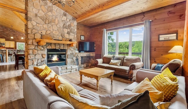 Group oriented 6 BR waterfront cottage with pool table & SPA near Mont Tremblant