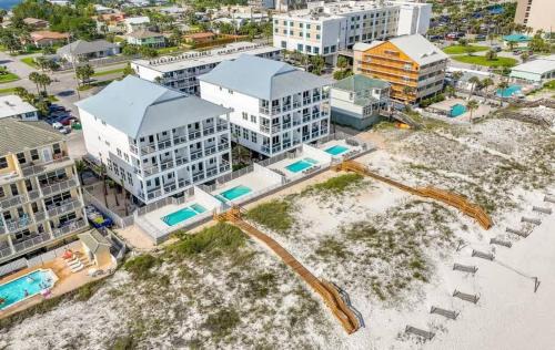 Gulf Front 8 BR 6 BA Pool & Hot Tub Pickleball Fun