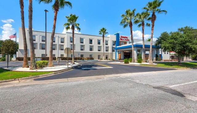 Hampton Inn & Suites Pensacola I-10 N at University Town Plaza
