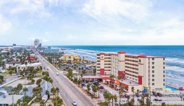 Harbour Beach Resort 103 | Ground-Floor Poolside Condo