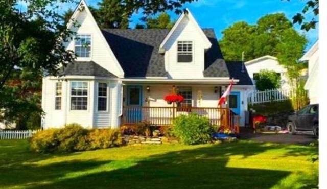 Harbour Pond Getaway, right in the Heart of Brigus!