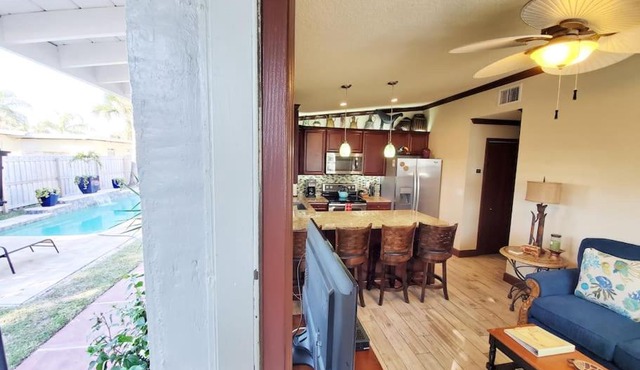 Hawaiian Cottage - Heated Pool Walk to the Beach