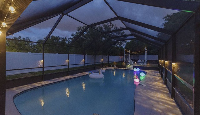 Heated pool house 4 miles away from the beach.