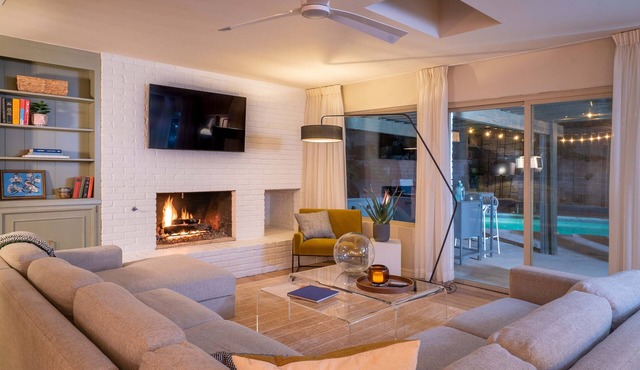 Heated pool open year round, Sleeps 14, 5 Bedroom/9 beds, Hot Tub, BBQ, BB court